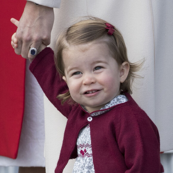Catherine (Kate) Middleton, duchesse de Cambridge et sa fille la princesse Charlotte - Départ du prince William, duc de Cambridge, Catherine (Kate) Middleton, duchesse de Cambridge, accompagnés de leurs enfants, le prince Georges et la princesse Charlotte après leurs voyage de 8 jours au Canada à Victoria le 1er octobre 2016.