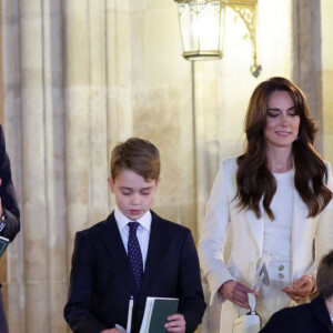 Le prince William, prince de Galles, et Catherine (Kate) Middleton, princesse de Galles, avec leurs enfants le prince George de Galles, la princesse Charlotte de Galles et Le prince Louis de Galles, à la sortie du traditionnel concert de Noël "Together At Christmas" à l'abbaye de Westminster à Londres, Royaume Uni, le 8 décembre 2023.