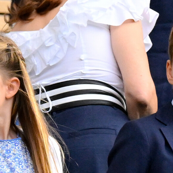 Tennis : Wimbledon 2023 - Angleterre - Finale simple Messieurs- Victoire de Carlos Alcaraz Espagne contre Novak Djokovic Serbie - Royal Box - Prince George et Princesse Charlotte regardent la remise de prix faite par la Princesse de Galles