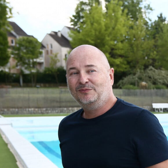 Exclusif - Sébastien Cauet pose au bord de la piscine municipale - L'animateur radio de NRJ, Sébastien Cauet retourne à Marle (Aisne), sa ville natale, et inaugure la piscine municipale qui porte son nom le 11 juin 2022. Cette journée "Cauet made in Marle" était l'occasion pour le comité des fêtes et l'animateur d'inaugurer le 1er salon international des jeux de café. © Claude Dubourg/Bestimage 