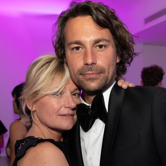 Exclusif - Anne-Elisabeth Lemoine et Bertrand Chameroy - Soirée à la suite Sandra & Co lors du 76ème Festival International du Film de Cannes le 26 mai 2023. © Aurelio Stella/Bestimage Ce vendredi 26 mai, Le cinéma et la musique ont été mis à l'honneur avec le press Junket du film Salem de Jean Bernard Marlin avec les talents Oumar Moindjie et Wallen El Gharbaoui. Nous avons été honorés d'accueillir le live du célèbre musicien Sofiane Pamart et le rappeur YG Pablo. Ils ont interprété leur dernier titre "Magic" sorti le même jour sur toutes les plateformes digitales. La belle chanteuse Vanille Clerc a interprété à la guitare son titre "Suivre le Soleil". La comédienne Audrey Dana a rendu visite à la Suite Sandra & Co pour découvrir la collection BE et Gaëlle Constantini qui l'a séduite immédiatement. La Suite Sandra & Co a accueilli les équipes de France TV, Brut, ainsi que de l'émission "C à vous" pour célébrer la fin du Festival autour d'un cocktail dinatoire. Delphine Ernotte, Renaud Le Van Kim, Stephane Sitbon-Gomez, Anne-Elisabeth Lemoine ont célébré les équipes de production. La soirée a continué avec la fête OxyHelp In2050 (www.in2050.space) en compagnie de Daphnée Bürki, la danseuse Katrina Patchett, le chroniqueur Bertrand Chameroy, Axelle Laffont et Romain Sichez, Delphine et Marc Ernotte, Pierre Lescure, Louise Ekland, Lisa Lebahar, Daphné Bürki, Nathalie Marquay, Carlo Rampazzi, Leslie Benaroch, Yoann Latouche, Andreas Kastros, Alexandre Maras et le styliste Philippe Uter. Sandra Sisley, habillée à LIU JO était heureuse de les accueillir pour fêter la réussite de cette 76ème édition du Festival de Cannes. Les invités ont eu le plaisir de découvrir la marque de bijoux Aparanjan : Katrina Patchett, Sofiane Pamart ainsi que Nathalie Marquay. 