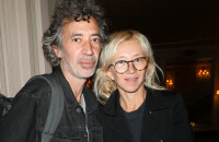 Sylvie Testud en couple avec Eric Elmosnino : les deux acteurs habitent ensemble depuis 2 ans, tout près du Louvre