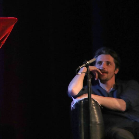Exclusif - Éric Elmosnino et Raphaël Personnaz sur scène - " Une soirée en Absurdie ", organisée par Stéphane de Groodt au profit de l'association AMC France-Ukraine au Théâtre de l'Oeuvre à Paris le 10 Mai 2022. © Bertrand Rindoff / Bestimage 