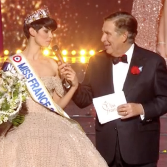 Avant d'obtenir son diadème, la jeune femme avait été victime d'une vague de body shaming au moment de la diffusion des photos des candidates en maillot de bain.
Eve Gilles et Jean-Pierre Foucault, Miss France 2024.