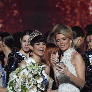 Eve Gilles a remporté la couronne de Miss France 2024 le 16 décembre 2023 et elle découvre, déjà, les côtés positifs de sa notoriété... comme les négatifs.
Eve Gilles et Sylvie Tellier - Election Miss France 2024
