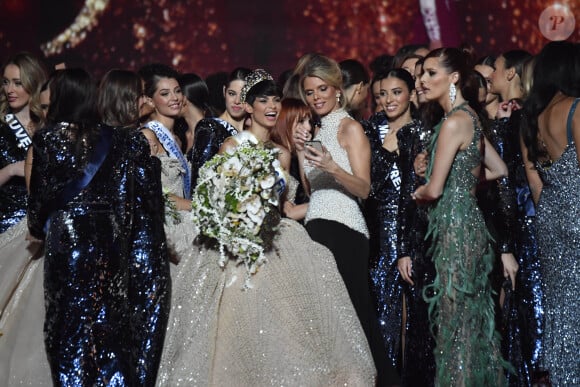 Eve Gilles a remporté la couronne de Miss France 2024 le 16 décembre 2023 et elle découvre, déjà, les côtés positifs de sa notoriété... comme les négatifs. Eve Gilles et Sylvie Tellier - Election Miss France 2024