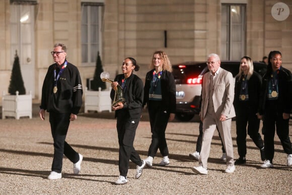 Les coéquipières d'Estelle Nze Minko sont devenues championnes du monde 
 
Le président français et la première dame recoivent la capitaine de l'équipe de France de handball, Estelle Nze Minko et l'équipe de France féminine de handball championne du monde 2023 au palais de l'Elysée, le 18 décembre 2023 © Stéphane Lemouton / Bestimage