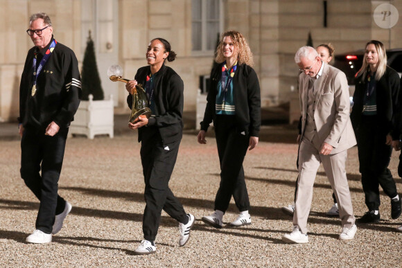 Le président français et la première dame recoivent la capitaine de l'équipe de France de handball, Estelle Nze Minko et l'équipe de France féminine de handball championne du monde 2023 au palais de l'Elysée, le 18 décembre 2023 © Stéphane Lemouton / Bestimage