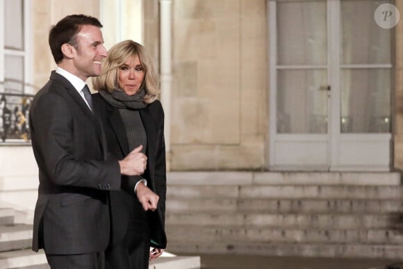 Le président français, Emmanuel Macron et la première dame, Brigitte Macron recoivent l’équipe de France féminine de handball championne du monde 2023 au palais de l'Elysée, le 18 décembre 2023 © Stéphane Lemouton / Bestimage