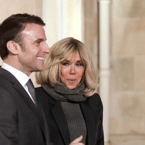 Le président français, Emmanuel Macron et la première dame, Brigitte Macron recoivent l’équipe de France féminine de handball championne du monde 2023 au palais de l'Elysée, le 18 décembre 2023 © Stéphane Lemouton / Bestimage