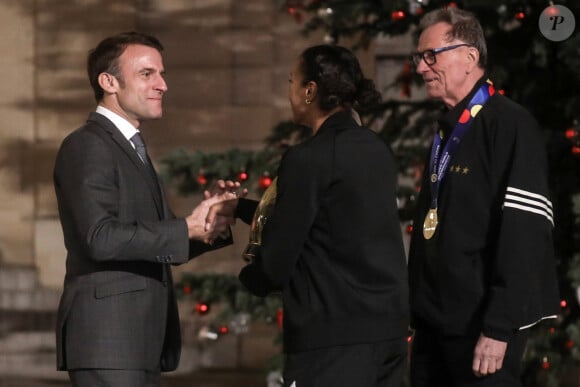 Le président français, Emmanuel Macron et la première dame, Brigitte Macron recoivent la capitaine de l'équipe de France de handball, Estelle Nze Minko et l’équipe de France féminine de handball championne du monde 2023 au palais de l'Elysée, le 18 décembre 2023 © Stéphane Lemouton / Bestimage