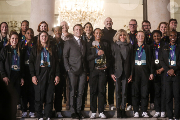 Le président français, Emmanuel Macron et la première dame, Brigitte Macron recoivent la capitaine de l'équipe de France de handball, Estelle Nze Minko et l'équipe de France féminine de handball championne du monde 2023 au palais de l'Elysée, le 18 décembre 2023 © Stéphane Lemouton / Bestimage