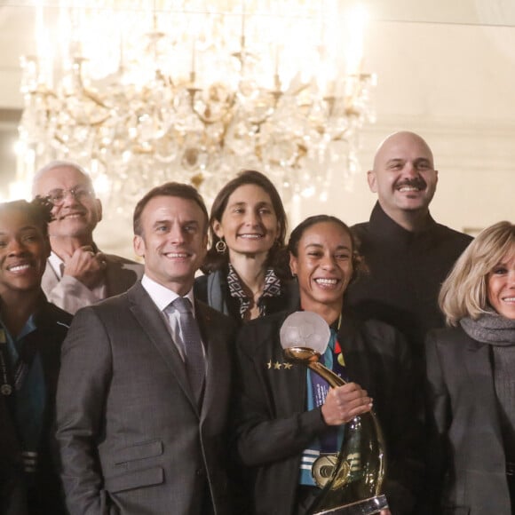 Le président français, Emmanuel Macron et la première dame, Brigitte Macron recoivent la capitaine de l'équipe de France de handball, Estelle Nze Minko et l'équipe de France féminine de handball championne du monde 2023 au palais de l'Elysée, le 18 décembre 2023 © Stéphane Lemouton / Bestimage