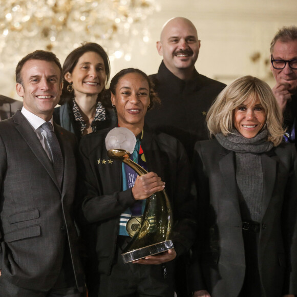 Le président français, Emmanuel Macron et la première dame, Brigitte Macron recoivent la capitaine de l'équipe de France de handball, Estelle Nze Minko et l'équipe de France féminine de handball championne du monde 2023 au palais de l'Elysée, le 18 décembre 2023 © Stéphane Lemouton / Bestimage