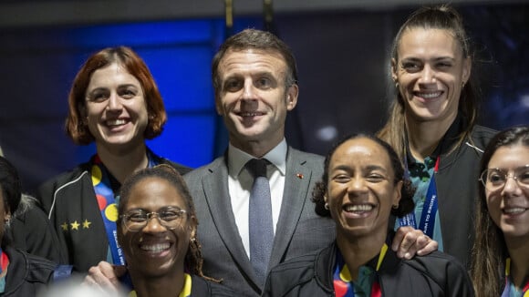 PHOTOS Emmanuel Macron reçoit les championnes du monde de handball à l'Élysée avec Brigitte et une grande star française