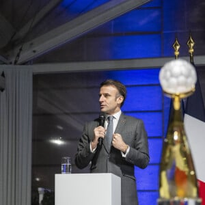 Le président Emmanuel Macron lors d'une réception en l'honneur de l'équipe de France de Handball, championne du monde 2023 le 18 décembre 2023. © Eliot Blondet / Pool / Bestimage