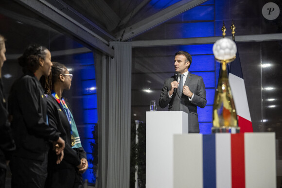 Le président Emmanuel Macron lors d'une réception en l'honneur de l'équipe de France de Handball, championne du monde 2023 le 18 décembre 2023. © Eliot Blondet / Pool / Bestimage