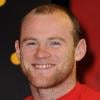 Wayne Rooney, international anglais, pose avec le trophée Jules Rimet de la Coupe du Monde le 11 mars à Londres