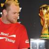 Wayne Rooney, international anglais, pose avec le trophée Jules Rimet de la Coupe du Monde le 11 mars à Londres