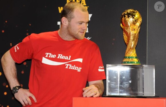 Wayne Rooney, international anglais, pose avec le trophée Jules Rimet de la Coupe du Monde le 11 mars à Londres