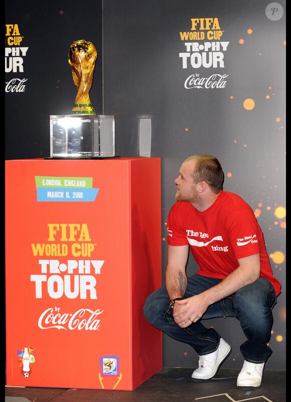 Wayne Rooney, international anglais, pose avec le trophée Jules Rimet de la Coupe du Monde le 11 mars à Londres