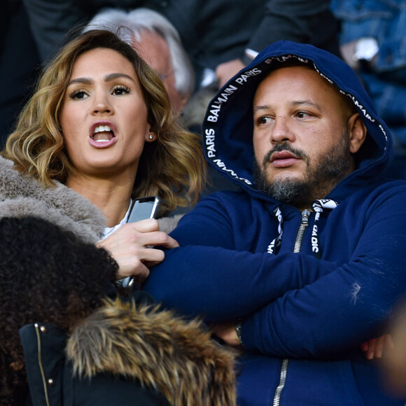 Dans la nuit de mardi à mercredi, Vitaa et son mari Hicham Bendaoud ainsi que leurs trois enfants ont été séquestrés et cambriolés.
Vitaa et son mari Hicham Bendaoud dans les tribunes du match de Ligue 1 Conforama PSG 5-0 Montpellier au Parc des Princes à Paris © Giancarlo Gorassini / Bestimage