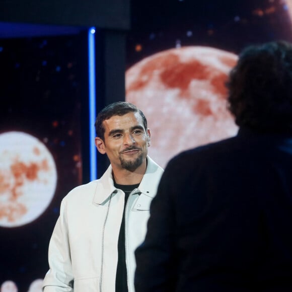 Exclusif - Fianso (Sofiane Zermani) et Soolking interprètent "Mistral gagnant" sous les yeux de Renaud (Renaud Séchan) - Enregistrement de l'émission "La fête de la Chanson française" au Dôme à Paris, présentée par L.Thilleman et A.Manoukian, et diffusée le 22 décembre sur France 3 © Christophe Clovis / Bestimage 