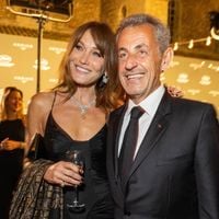 "Enceinte, je me trouvais très moche" : Carla Bruni mère de 2 enfants, rares confidences sur ses grossesses