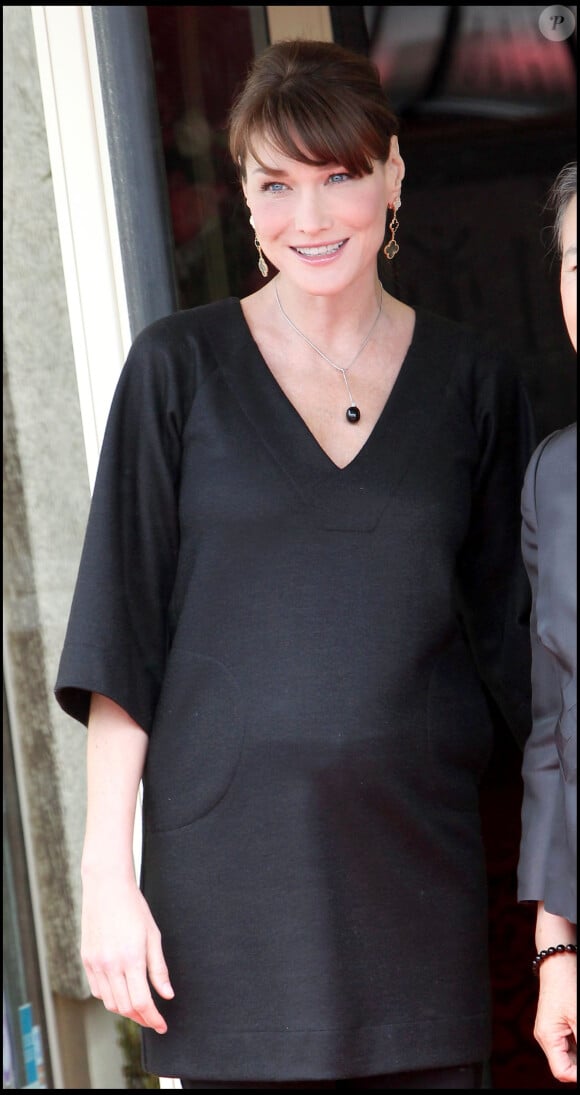 Notamment à ses grossesses, aux difficultés qu'elle a eues à perdre du poids après celles-ci.
Carla Bruni, enceinte de sa fille Giulia, reçoit les conjoints et conjointes des membres de la délégation du sommet du G8 au restaurant Ciro's le 27 mai 2011. 