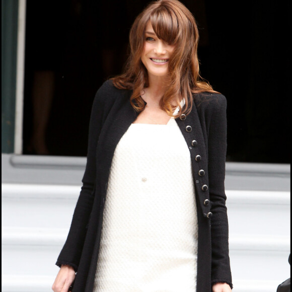 Carla Bruni, enceinte de sa fille Giulia, reçoit les conjoints des chefs de délégation participant au sommet du G8 à la villa Strassburger à Deauville le 26 mai 2011.

