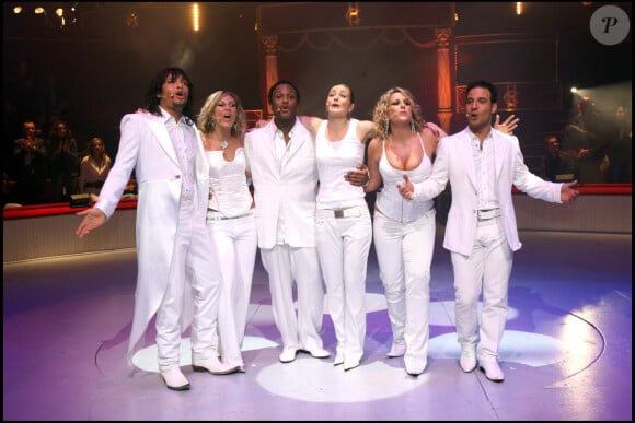 Pierre Mathyss, Carine Haddadou, Houcine Camara, Anne-Laure Sibon, Alexia Palombo et Mario Barravecchia - Représentation du spectacle "Salut Joe" par les anciens de la Star Academy