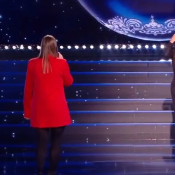 Heureusement, une autre élève est allée la soutenir.
Helene Ségara sur le plateau de la Star Academy, 23 décembre 2023.