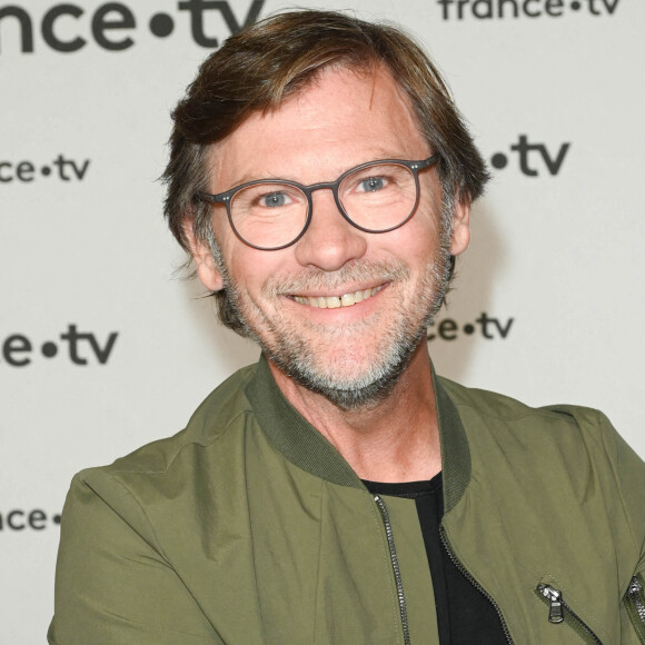 En 2023, Laurent Romejko célèbre ses 60 ans. 
Laurent Romejko au photocall pour la conférence de presse de rentrée de France TV à la Grande Halle de la Villette à Paris. © Coadic Guirec/Bestimage 