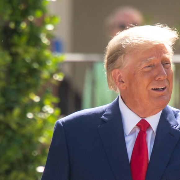 Donald J. Trump et sa femme Melania Trump votent pour les élections de mi-mandat aux États-Unis à West Palm Beach, Floride, Etats-Unis, le 8 novembre 2022. ''Ce sera une élection importante. Sortez et votez, peu importe pour qui vous votez'', a déclaré l'ancien présidentTrump. © Orit Ben-Ezzer/Zuma Press/Bestimage 