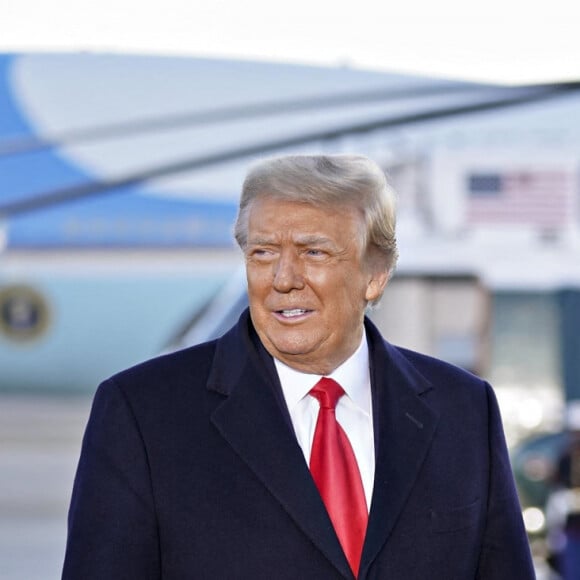 Donald Trump et sa femme Melania arrivent sur la base Andrews, après avoir quitté la Maison Blanche à Washington avant l'investiture du nouveau président. L'ancien président des Etats-Unis a prononcé un discours, avant d'embarquer pour la dernière fois à bord de Air Force One pour s'envoler pour la Floride et rejoindre sa propriété de Mar A Lago. Le 20 janvier 2021 