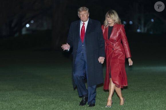 Le président des Etats-Unis Donald Trump et sa femme la première dame Melania Trump arrivent en hélicoptère à la Maison Blanche après un rassemblement politique en Georgie, le 5 décembre 2020. 