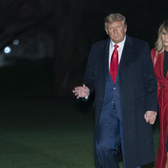 Le président des Etats-Unis Donald Trump et sa femme la première dame Melania Trump arrivent en hélicoptère à la Maison Blanche après un rassemblement politique en Georgie, le 5 décembre 2020. 