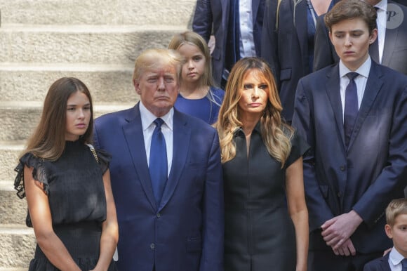 Mais dans l'ombre, la First Lady sait ce qu'elle fait.
Donald Trump et sa femme Melania Trump, Barron Trump - Obsèques de Ivana Trump en l'église St Vincent Ferrer à New York. Le 20 juillet 2022