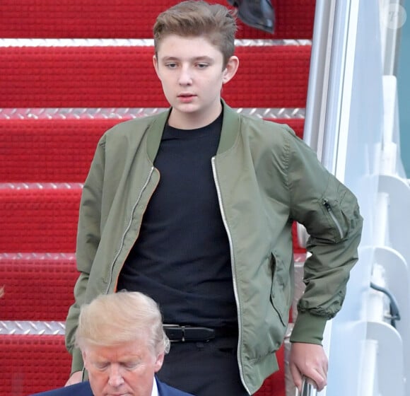 Elle renégocie notamment pour défendre son fils Barron face aux autres enfants de Donald Trump.
Donald J. Trump (président des Etats-Unis), avec sa femme la Première dame Melania et son fils Barron, débarquent d'Air Force One sur le tarmac de l'aéroport de Palm Beach, le 17 janvier 2020. 