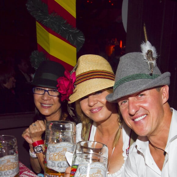 Cela fait 10 ans ce 29 décembre que le pilote allemand a été victime d'un terrible accident
 
Michellle Yeoh, Michael Schumacher et sa femme Corinna lors de la soiree Oktoberfest a Munich le 1er octobre 2013.