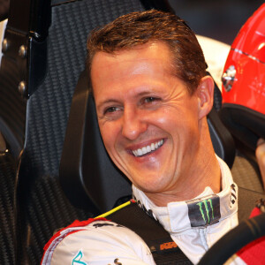 D'après la presse allemande, il a fait un tour de voiture afin de stimuler son cerveau avec des bruits qui lui sont familiers
 
Michael Schumacher a Bangkok en Thailande le 16 decembre 2012.