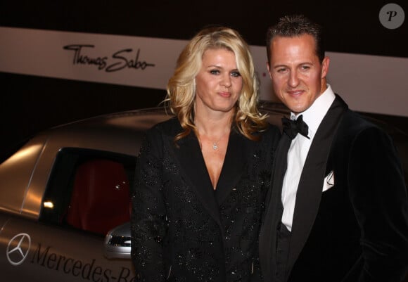 Michael Schumacher a été installé à bord d'une Mercedes AMG
 
Michael Schumacher et sa femme Corinna lors de la soiree GQ a Berlin en Allemagne le 29 octobre 2013.