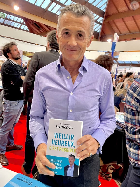 Il a même sorti un livre avec des conseils pour mieux vieillir.
Dr François Sarkozy lors de la 41ème Foire du Livre de Brive dans La Halle Brassens, à Brive-la-Gaillarde, France, le 10 novembre 2023. © Fabien Faure/Bestimage