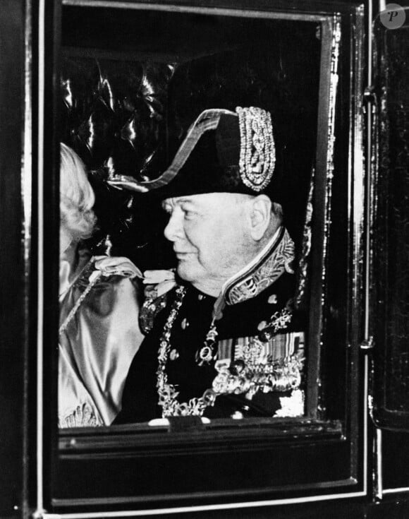 Le Premier ministre Winston Churchill avec sa femme se rendent en calèche à l'abbaye de Westminster pour assister au couronnement de la reine Elisabeth II d'Angleterre à Londres, le 2 juin 1953