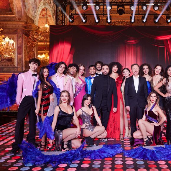 Un grand bonheur pour le chorégraphe, passé de la Star Academy au cabaret.
Exclusif - La troupe "Mon 1er Cabaret", Stéphane Bern et Kamel Ouali - Backstage - Enregistrement de l'émission "La grande soirée du 31 à Fontainebleau" au Château de Fontainebleau, diffusée le 31 décembre sur France 2 © Cyril Moreau-Tiziano Da Silva / Bestimage 