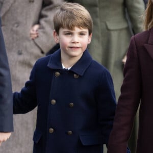 En effet, il était censé attendre ses 8 ans avant d'en porter. Alors qu'il en a que 5.
Le prince Louis de Galles, Mia Tindall - Les membres de la famille royale britannique lors de la messe du matin de Noël en l'église St-Mary Magdalene à Sandringham, le 25 décembre 2023. 