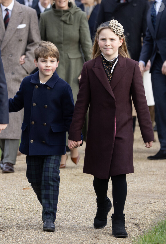 En effet, il était censé attendre ses 8 ans avant d'en porter. Alors qu'il en a que 5.
Le prince Louis de Galles, Mia Tindall - Les membres de la famille royale britannique lors de la messe du matin de Noël en l'église St-Mary Magdalene à Sandringham, le 25 décembre 2023. 