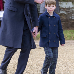 En effet, il portait un pantalon.
Le prince Louis de Galles et son père William à Sandringham, Norfolk.