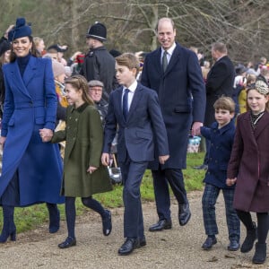 Mais ses parents ont visiblement décidé de faire autrement.
Le prince William, prince de Galles, et Catherine (Kate) Middleton, princesse de Galles, La princesse Charlotte de Galles,,Le prince George de Galles,, Le prince Louis de Galles, Mia Tindall à Sandringham, Norfolk.