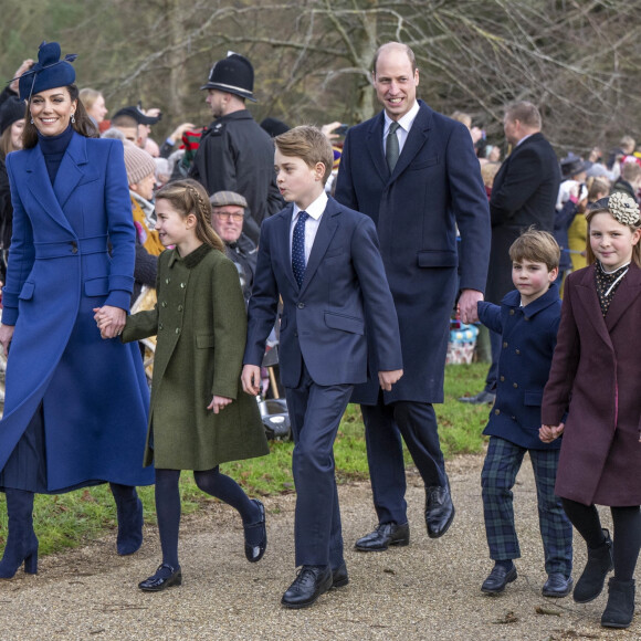 Mais ses parents ont visiblement décidé de faire autrement.
Le prince William, prince de Galles, et Catherine (Kate) Middleton, princesse de Galles, La princesse Charlotte de Galles,,Le prince George de Galles,, Le prince Louis de Galles, Mia Tindall à Sandringham, Norfolk.